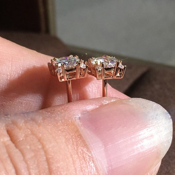 *NEW 18K 2.5 CT Solitaire Diamond Stud Earrings - Picture 3 of 6